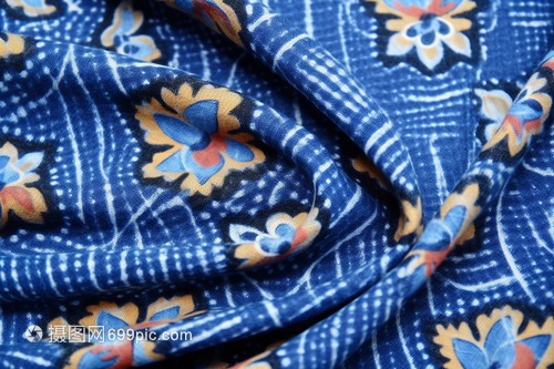 商場中的亞麻與針織 夏日衣櫥的自然選擇與舒適哲學